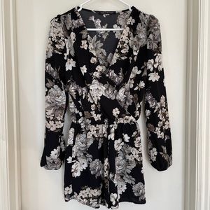 Foreign Exchange Long Sleeve V Neck Romper - S